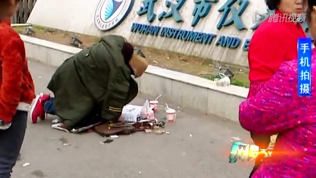 小伙跪地17小时求见<em>女友</em> 身体不时<em>发抖</em>-尚一网