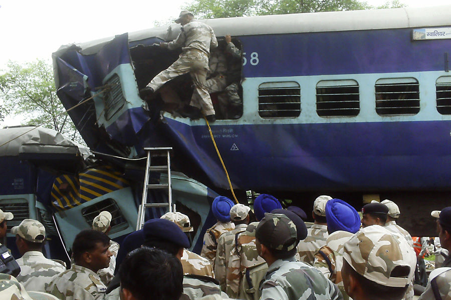 印度两列车相撞致70余人死伤 司机跳车逃跑
