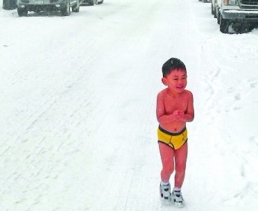 “狠毒鹰爸”让4岁儿子清晨在雪地里裸跑
