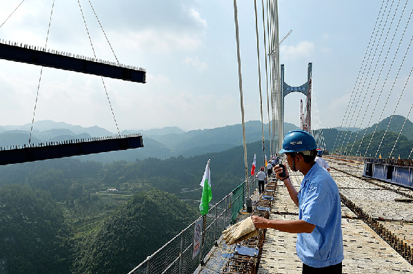 7月28日,湖北恩来高速(湖北恩施至来凤)忠建河特大桥成功合龙,标志着恩黔恩来高速公路上的133座桥梁和隧道全线贯通,一期路基工程建设基本结束。新华社发(宋文摄) 7月28日,湖北恩来高速(湖北恩施至来凤)忠建河特大桥成功合龙,标志着恩黔恩来高速公路上的133座桥梁和隧道全线贯通,一期路基工程建设基本结束。新华社发(宋文摄) 7月28日,湖北恩来高速(湖北恩施至来凤)忠建河特大桥成功合龙,标志着恩黔恩来高速公路上的133座桥梁和隧道全线贯通,一期路基工程建设基本结束。新华社发(宋文摄)