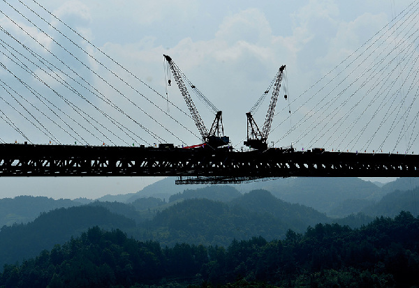 7月28日,湖北恩来高速(湖北恩施至来凤)忠建河特大桥成功合龙,标志着恩黔恩来高速公路上的133座桥梁和隧道全线贯通,一期路基工程建设基本结束。新华社发(宋文摄) 7月28日,湖北恩来高速(湖北恩施至来凤)忠建河特大桥成功合龙,标志着恩黔恩来高速公路上的133座桥梁和隧道全线贯通,一期路基工程建设基本结束。新华社发(宋文摄) 7月28日,湖北恩来高速(湖北恩施至来凤)忠建河特大桥成功合龙,标志着恩黔恩来高速公路上的133座桥梁和隧道全线贯通,一期路基工程建设基本结束。新华社发(宋文摄)