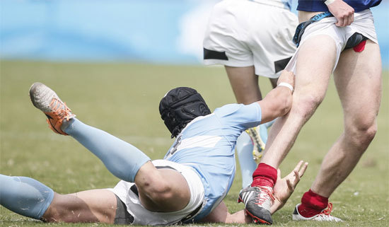 青奥橄榄球赛场现<em>尴尬</em> 法国球员<em>短裤</em>被扯下-尚