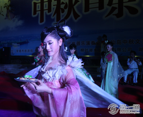 8日晚"嫦娥仙女"在柳叶湖狐仙岛举行拜月仪式.