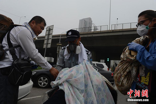 天津爆炸事故:小区居民穿防化服回家搬东西