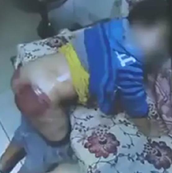 老师 体罚学生打断 两根 扫把  因作业完成不好-尚