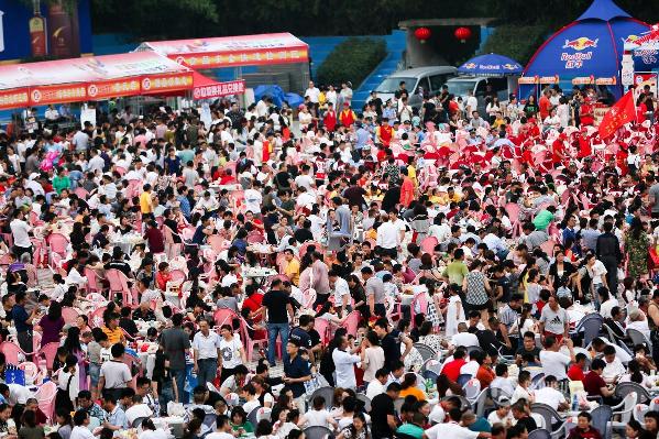 江苏 淮安 万人龙虾宴  三万食客狂扫龙虾三十吨
