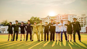 早教中心员工用垃圾桶给孩子擦嘴 家长看到后