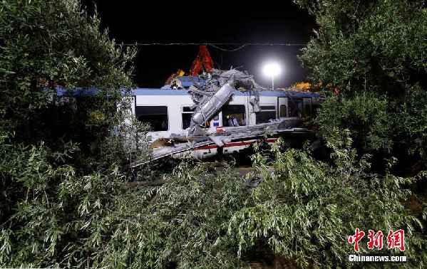 意大利南部两列火车相撞导致数十人死伤