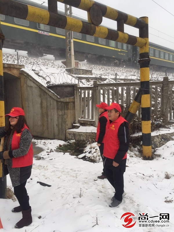 常德市城区七里桥街道志愿者铲雪除冰