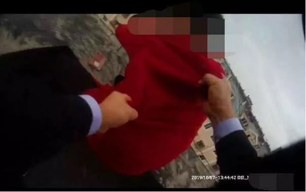 大妈要跳楼,民警一把抱住:快下来,我恐高,别以为警察什么都不