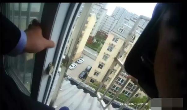 大妈要跳楼,,民警一把抱住:快下来,我恐高,别以为警察什么都不
