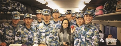 爱心女士在列车上为23名新兵买盒饭 感动无数网友