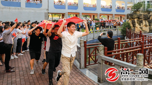 常德芷兰实验学校师生为高考呐喊加油-尚一网-